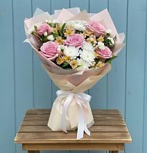 Букет цветов из:  Гвоздики, Орхидеи и Розы #REPLACE_PRED# Усинске