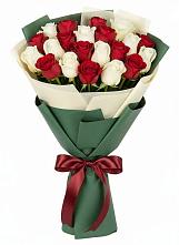 Букет Микс из красных и белых роз в Усинске