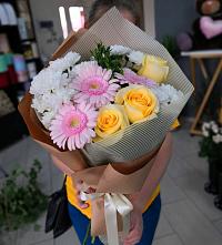 Букет цветов из:  Герберы, Розы и Хризантемы в Усинске