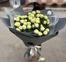 Букет Белые кустовые розы Солинеро в Усинске