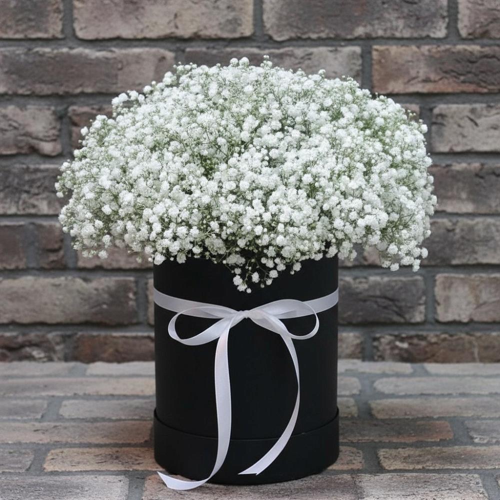 Цветочная композиция из Гипсофила в шляпной коробке в Усинске