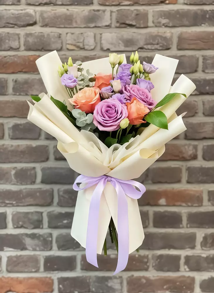 Букет цветов из: Лизиантусы и Розы в Усинске