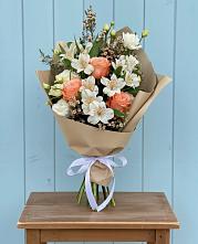 Букет цветов из:  Альстромерии, Лизиантусы, Розы и Хризантемы в Усинске