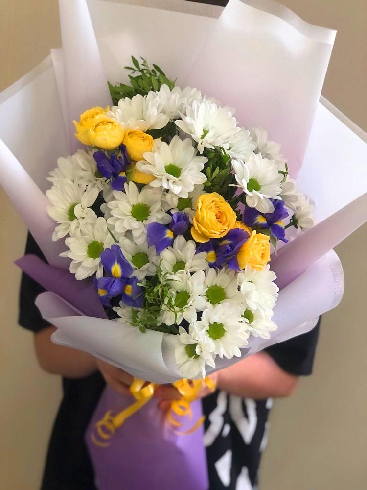 Букет цветов из: Ирисы, Хризантемы и Розы в Усинске