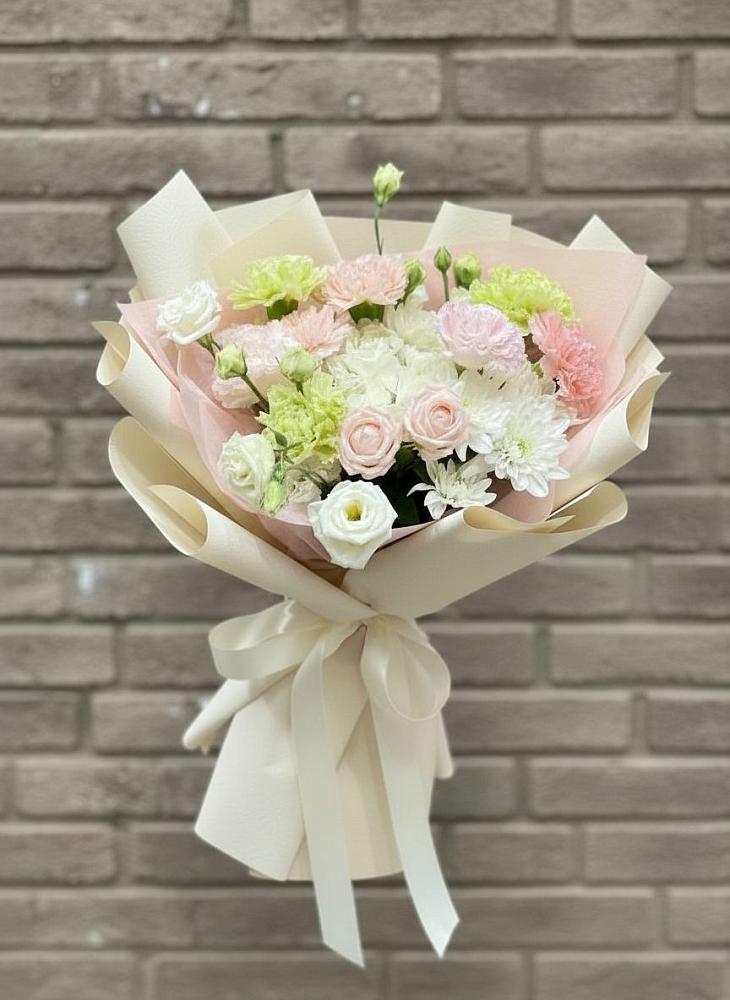 Букет цветов из: Гвоздики, Розы, Лизиантусы и Хризантемы в Усинске