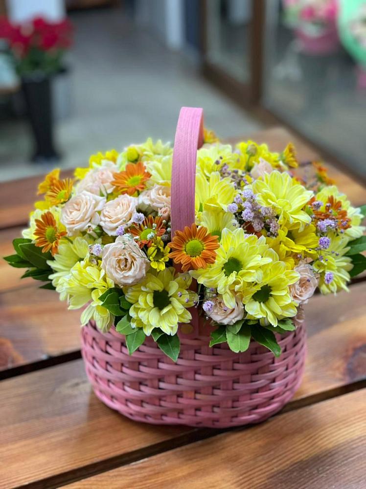 Цветочная композиция из Хризантемы и Розы в корзине в Усинске
