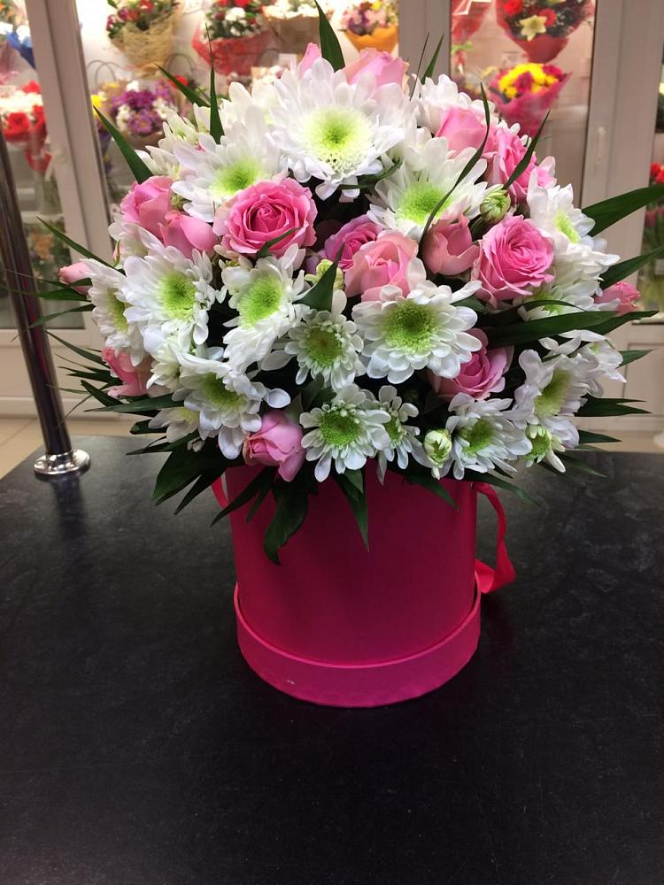 Цветочная композиция из Розы и Хризантемы в шляпной коробке в Усинске