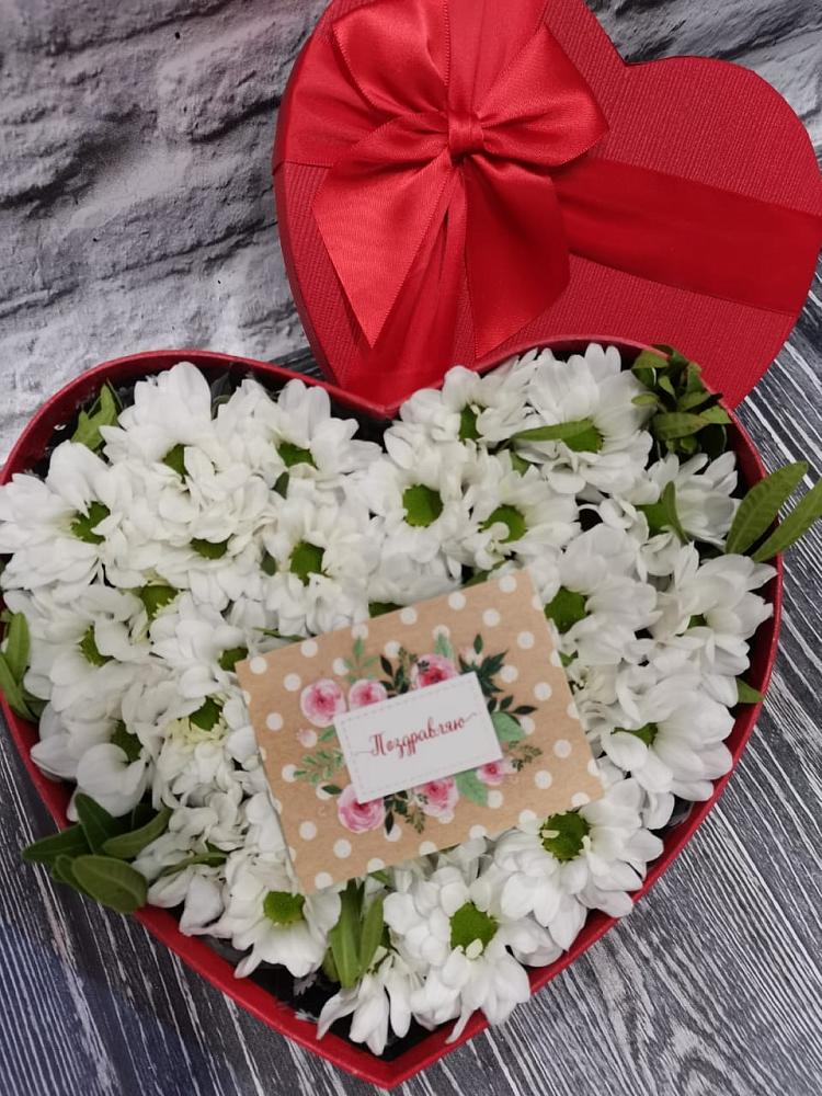 Цветочная композиция из Хризантемы в виде сердца в Усинске