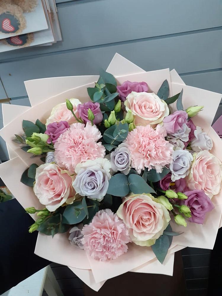 Букет цветов из: Розы, Гвоздики и Лизиантусы в Усинске