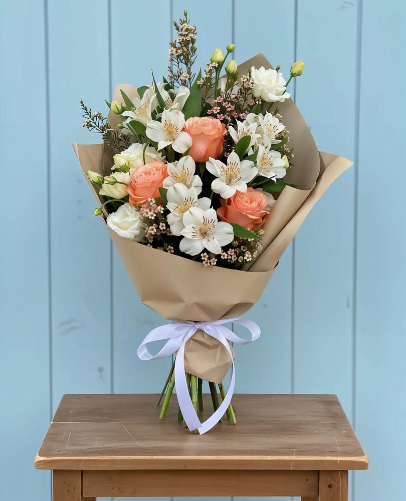 Букет цветов из: Альстромерии, Лизиантусы, Розы и Хризантемы в Усинске