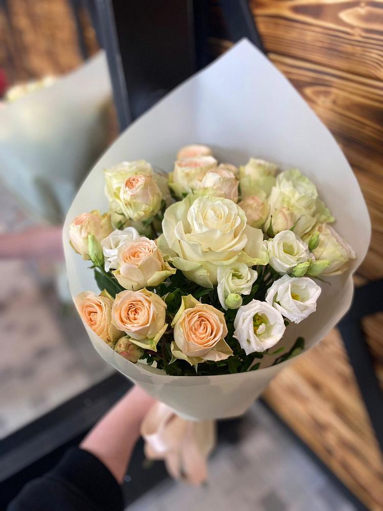 Букет цветов из: Розы и Лизиантусы в Усинске